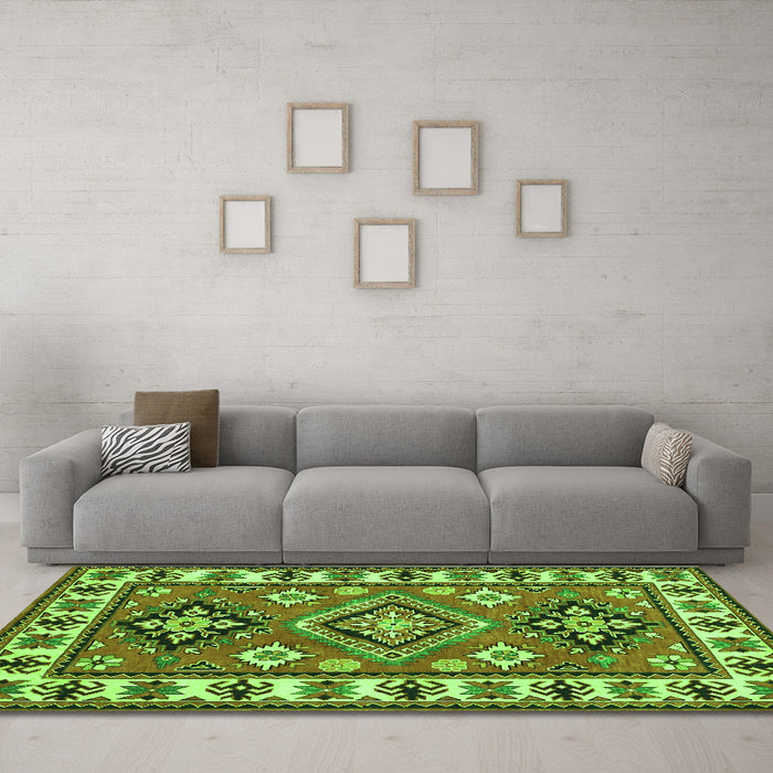 Machine Washable Geometric Green Traditional Area Rugs in a Living Room,, wshtr267grn