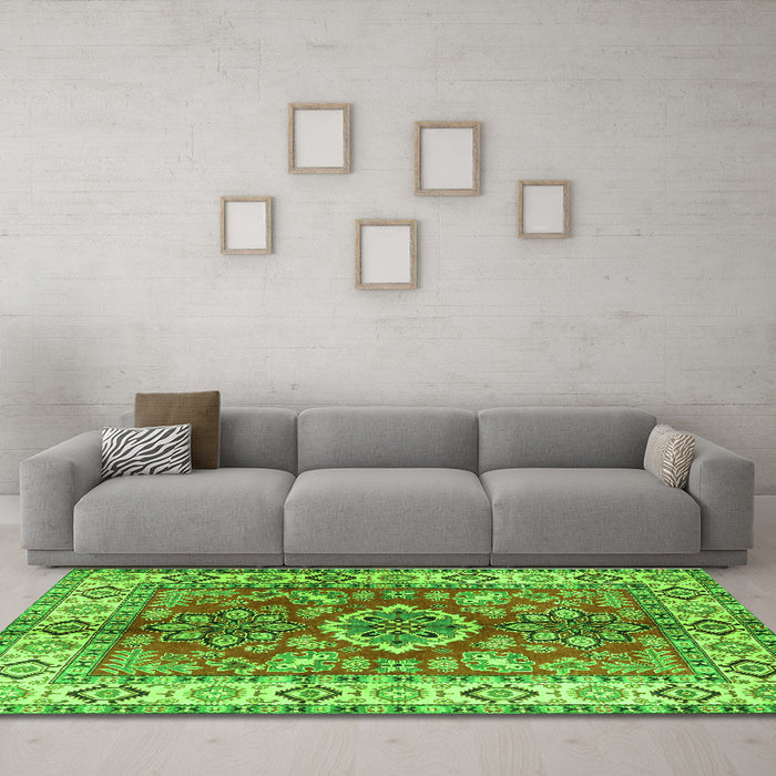 Machine Washable Geometric Green Traditional Area Rugs in a Living Room,, wshtr2682grn