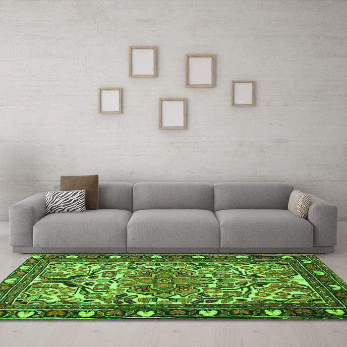 Machine Washable Persian Green Traditional Area Rugs in a Living Room,, wshtr2705grn