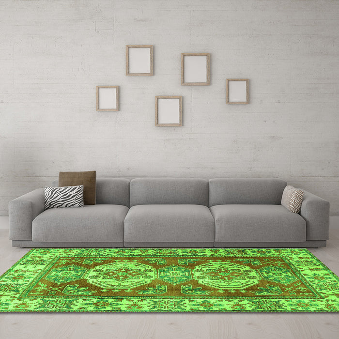 Machine Washable Persian Green Traditional Area Rugs in a Living Room,, wshtr2713grn