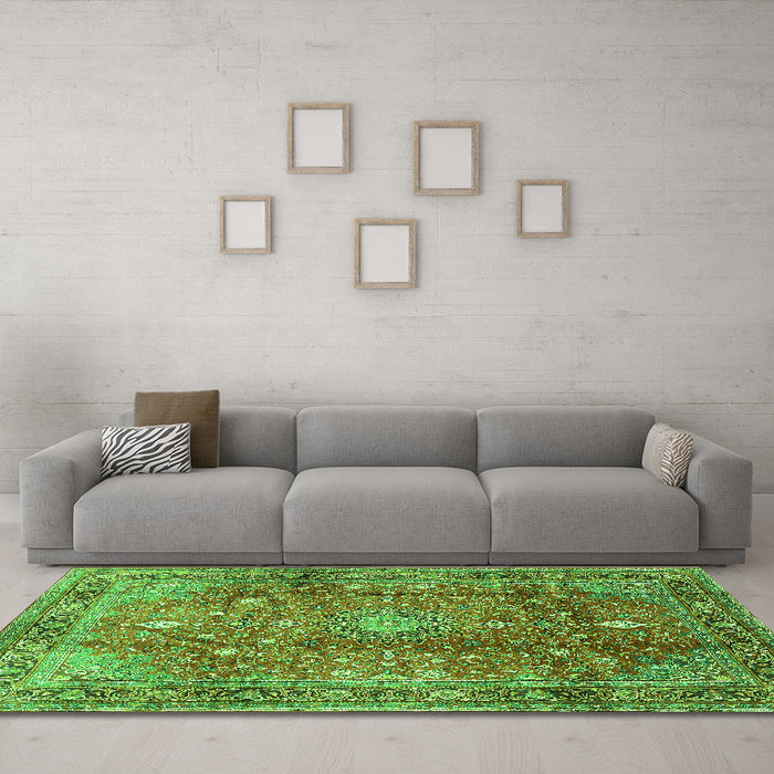 Machine Washable Persian Green Traditional Area Rugs in a Living Room,, wshtr2737grn