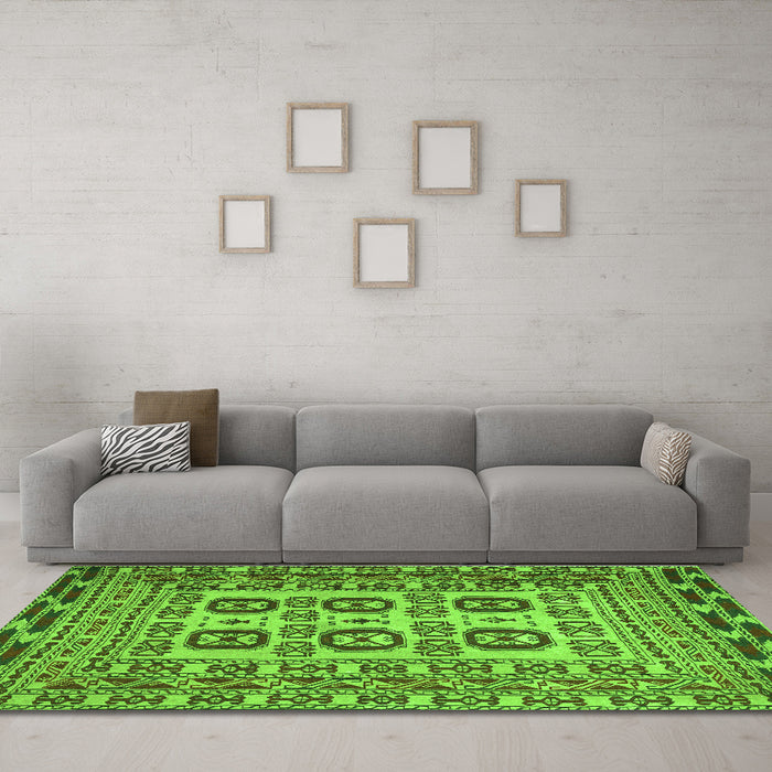 Machine Washable Persian Green Traditional Area Rugs in a Living Room,, wshtr2764grn