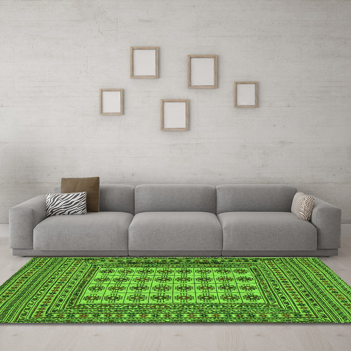 Machine Washable Persian Green Traditional Area Rugs in a Living Room,, wshtr2765grn