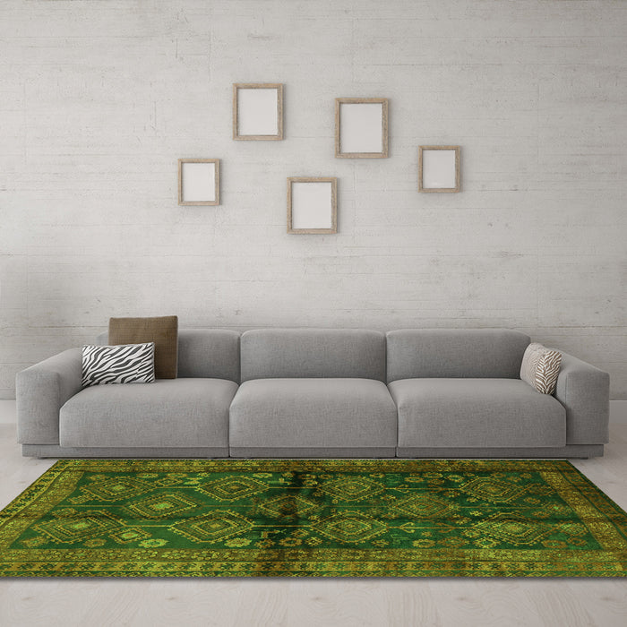 Machine Washable Persian Green Traditional Area Rugs in a Living Room,, wshtr2790grn