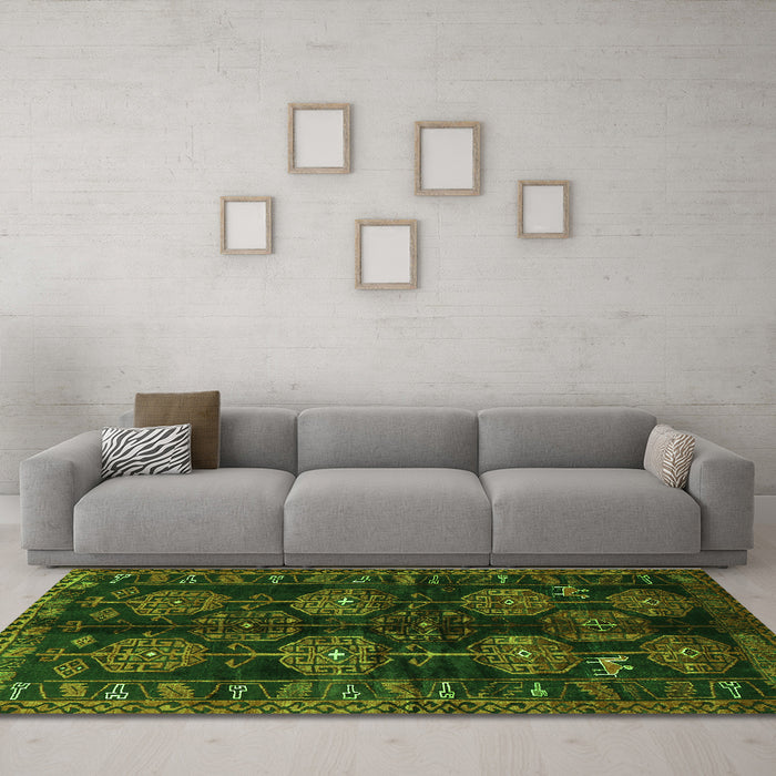 Machine Washable Persian Green Traditional Area Rugs in a Living Room,, wshtr2792grn