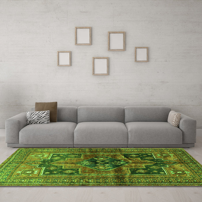 Machine Washable Persian Green Traditional Area Rugs in a Living Room,, wshtr2796grn