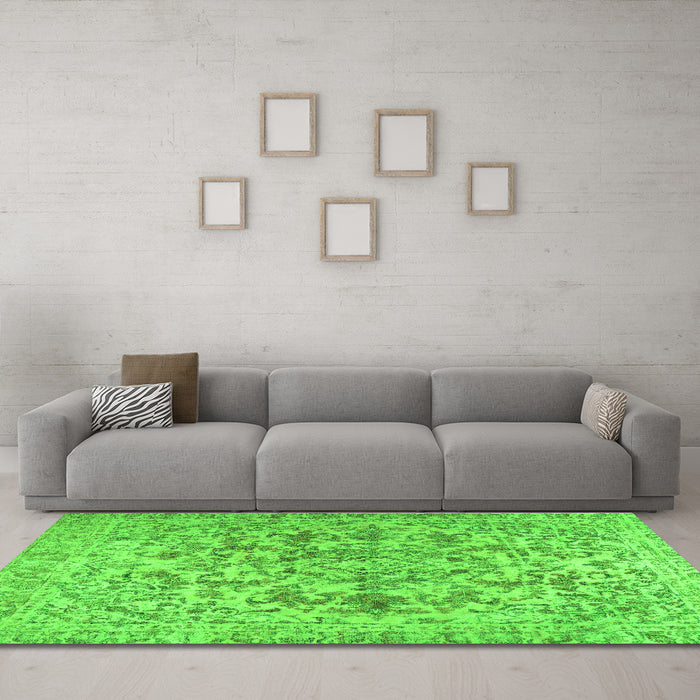 Machine Washable Persian Green Traditional Area Rugs in a Living Room,, wshtr2799grn