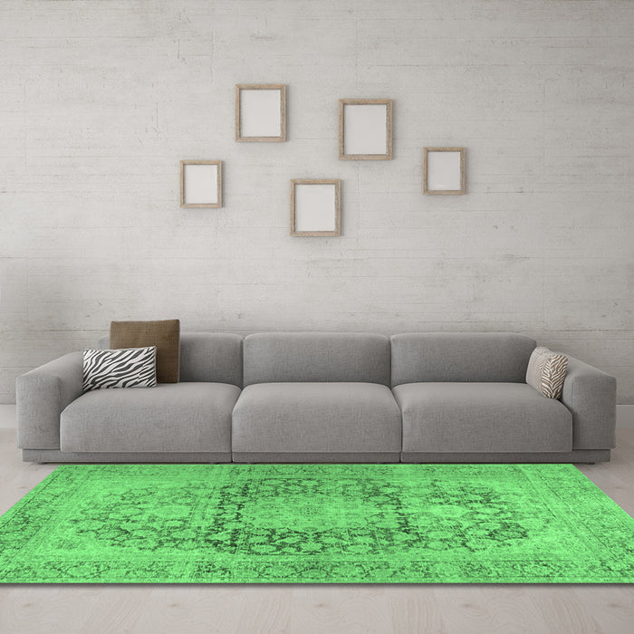 Machine Washable Persian Emerald Green Traditional Area Rugs in a Living Room,, wshtr2800emgrn