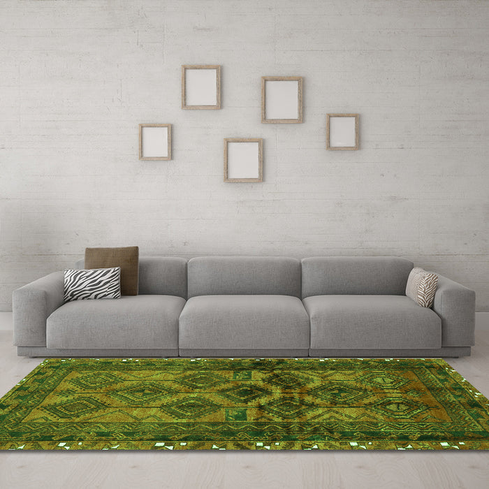 Machine Washable Persian Green Traditional Area Rugs in a Living Room,, wshtr2802grn