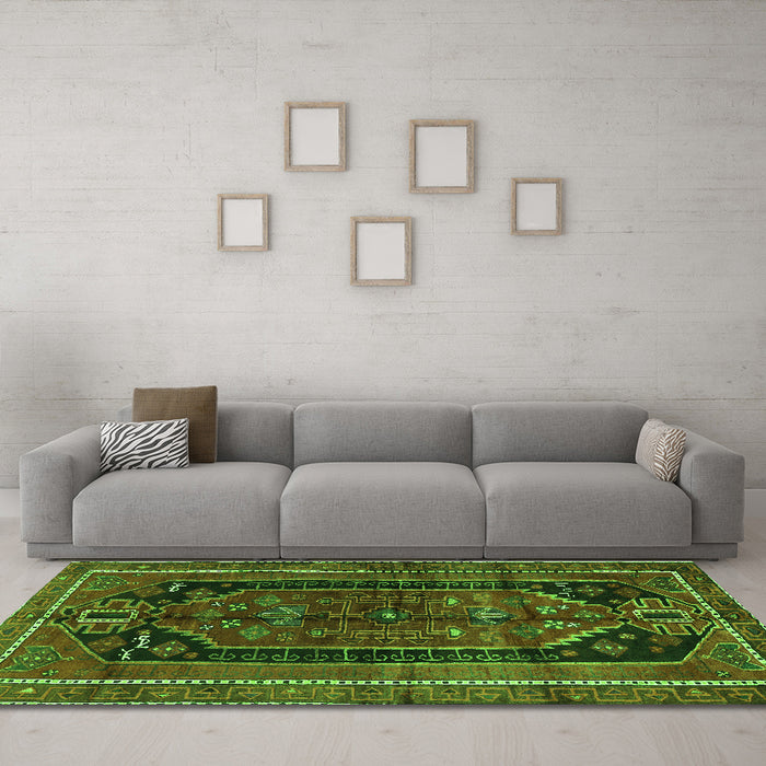 Machine Washable Persian Green Traditional Area Rugs in a Living Room,, wshtr2805grn