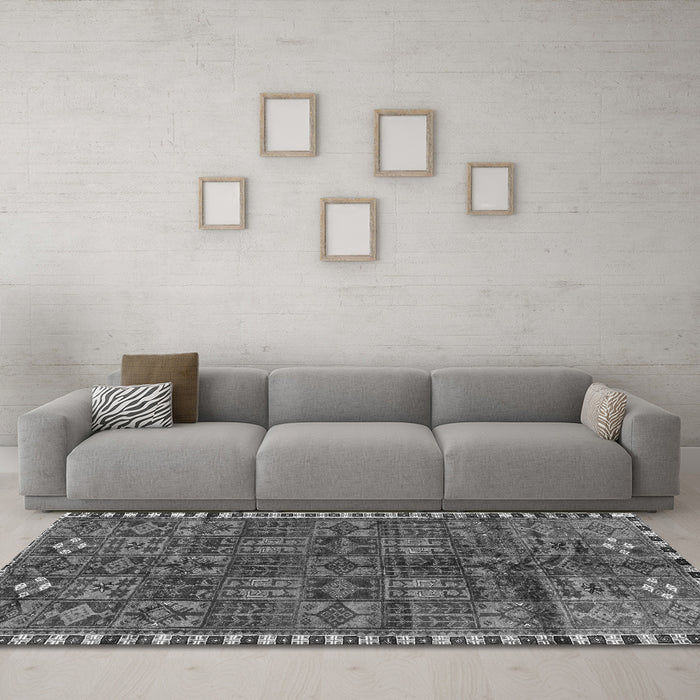 Machine Washable Persian Gray Traditional Rug in a Living Room,, wshtr2834gry