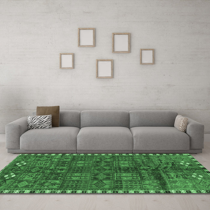 Machine Washable Persian Emerald Green Traditional Area Rugs in a Living Room,, wshtr2834emgrn