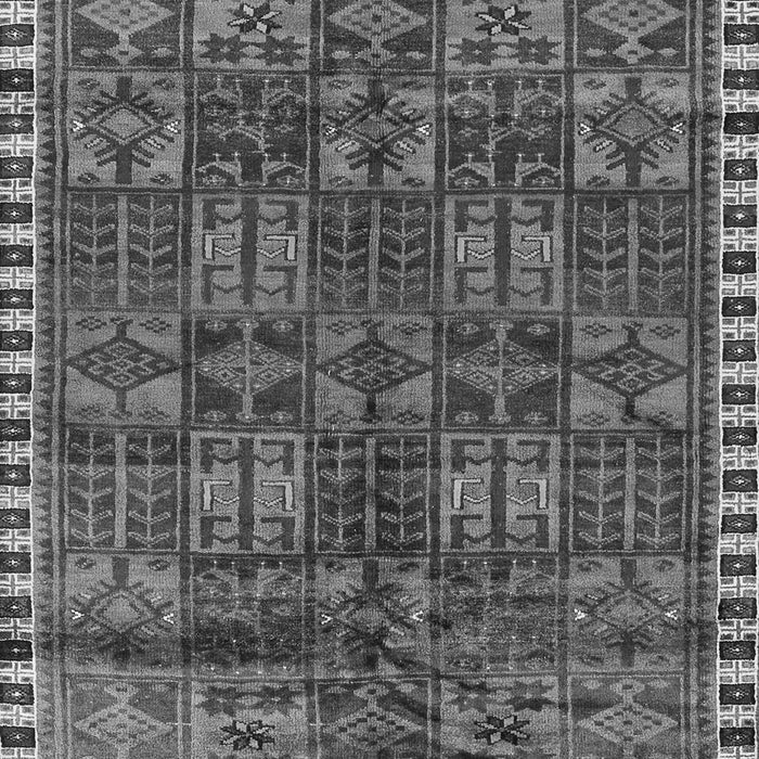 Serging Thickness of Machine Washable Persian Gray Traditional Rug, wshtr2834gry