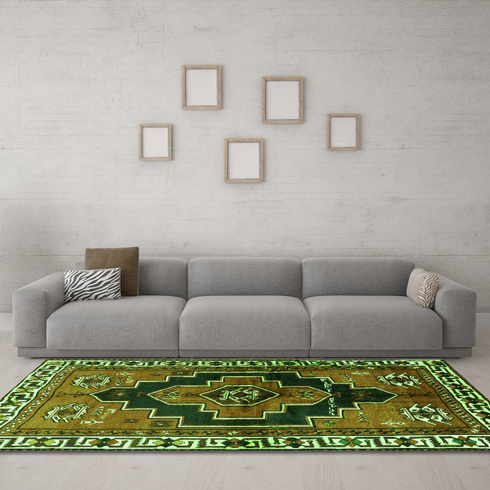 Machine Washable Persian Green Traditional Area Rugs in a Living Room,, wshtr2835grn