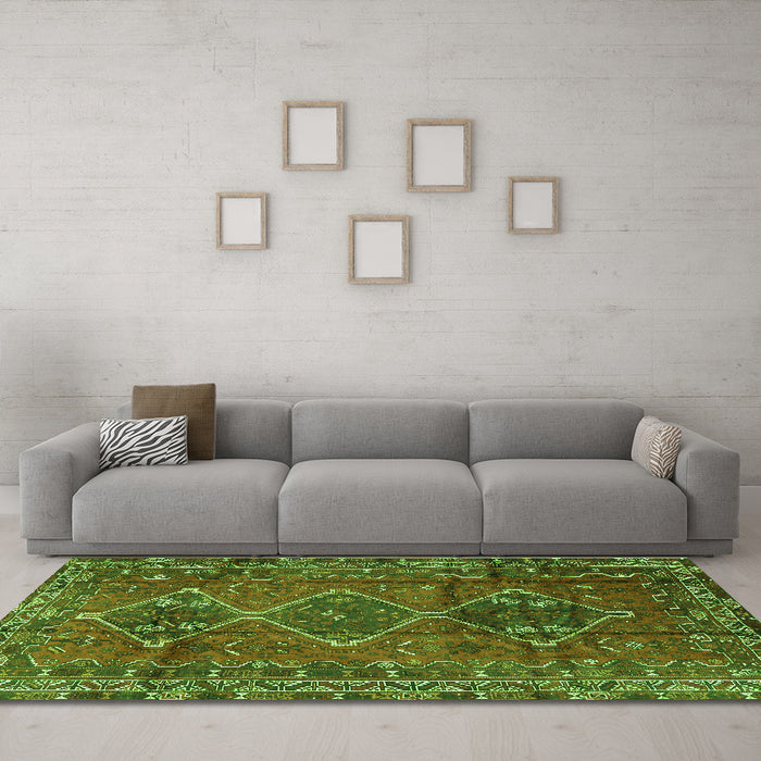 Machine Washable Persian Green Traditional Area Rugs in a Living Room,, wshtr2839grn