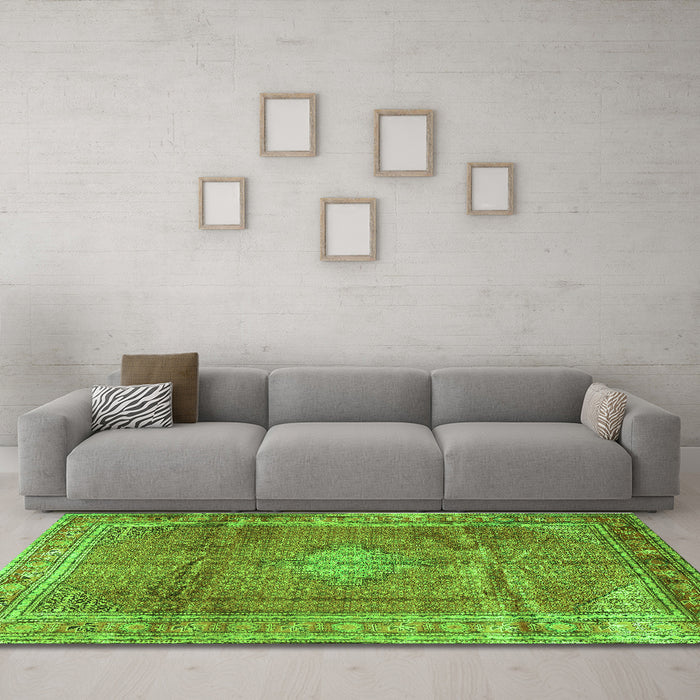 Machine Washable Persian Green Traditional Area Rugs in a Living Room,, wshtr2898grn