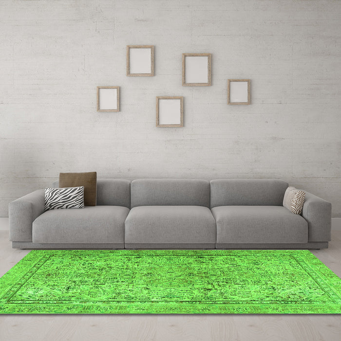 Machine Washable Persian Green Traditional Area Rugs in a Living Room,, wshtr2952grn