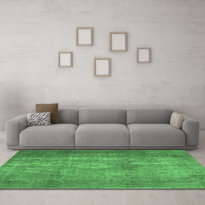 Machine Washable Persian Emerald Green Traditional Area Rugs in a Living Room,, wshtr2953emgrn