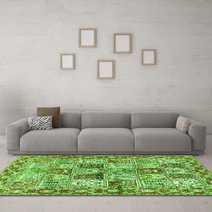 Machine Washable Persian Green Traditional Area Rugs in a Living Room,, wshtr2968grn