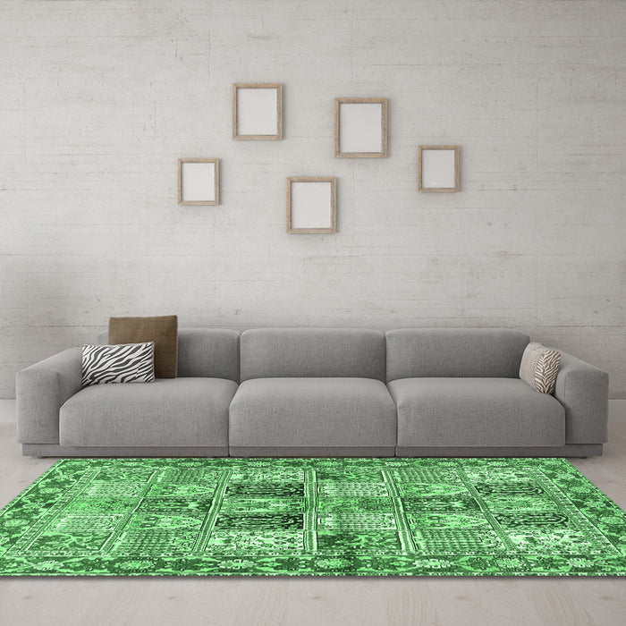 Machine Washable Persian Emerald Green Traditional Area Rugs in a Living Room,, wshtr2968emgrn