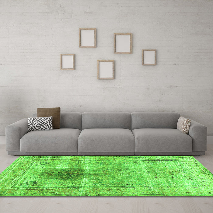 Machine Washable Persian Green Traditional Area Rugs in a Living Room,, wshtr2982grn