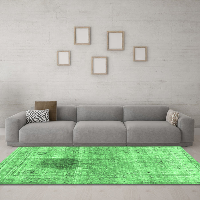 Machine Washable Persian Emerald Green Traditional Area Rugs in a Living Room,, wshtr2982emgrn