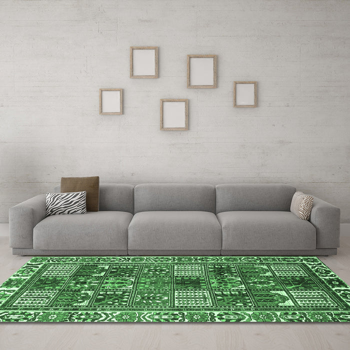 Machine Washable Persian Emerald Green Traditional Area Rugs in a Living Room,, wshtr2994emgrn