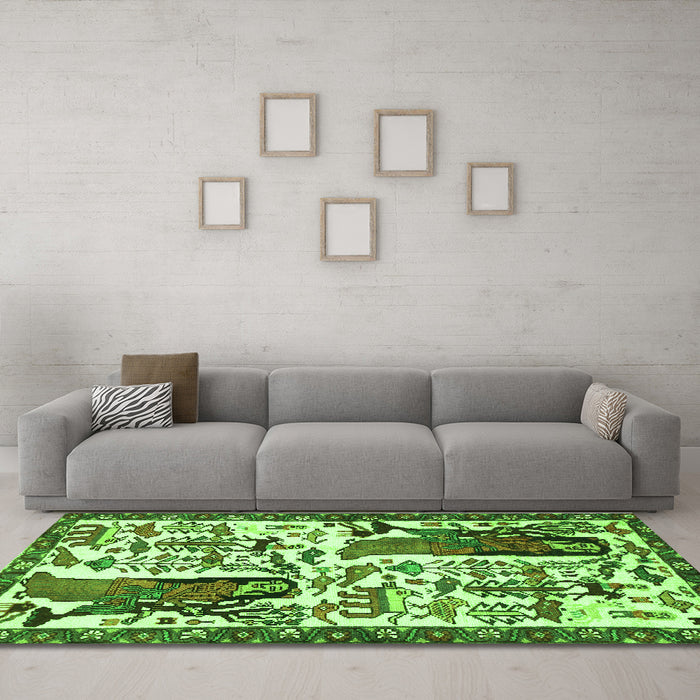 Machine Washable Animal Green Traditional Area Rugs in a Living Room,, wshtr2998grn