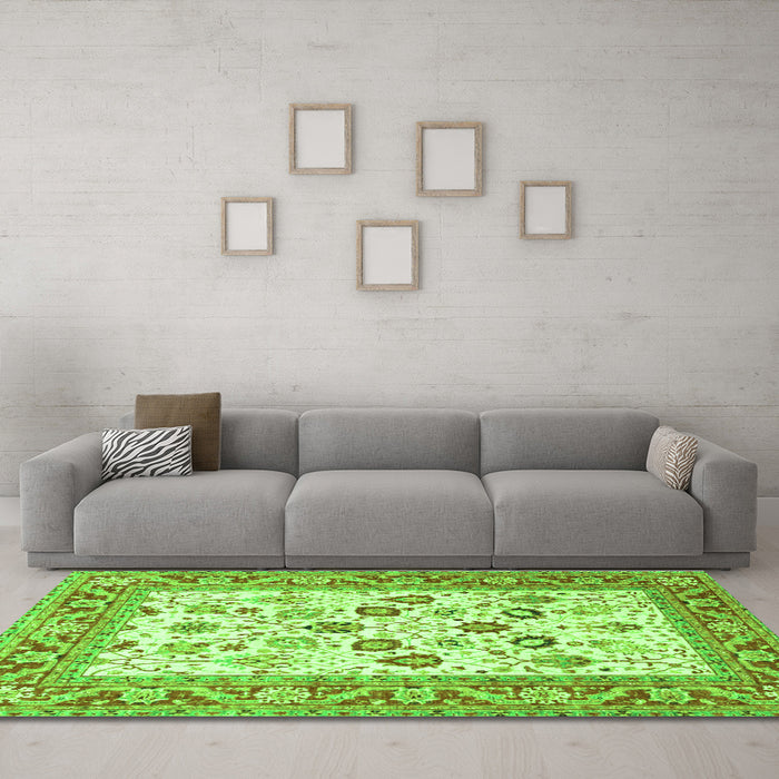 Machine Washable Oriental Green Traditional Area Rugs in a Living Room,, wshtr3006grn
