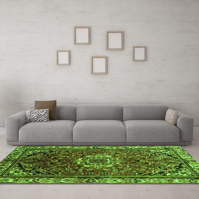 Machine Washable Persian Green Traditional Area Rugs in a Living Room,, wshtr300grn