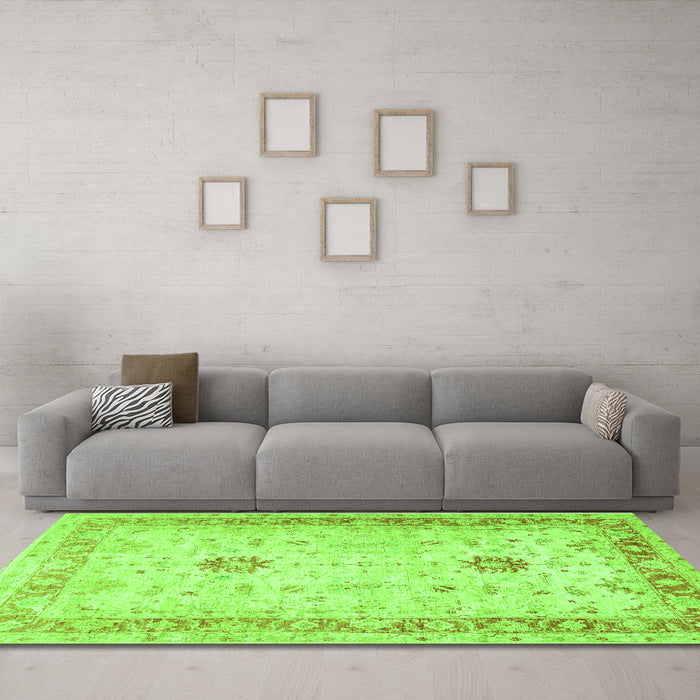 Machine Washable Oriental Green Traditional Area Rugs in a Living Room,, wshtr3020grn