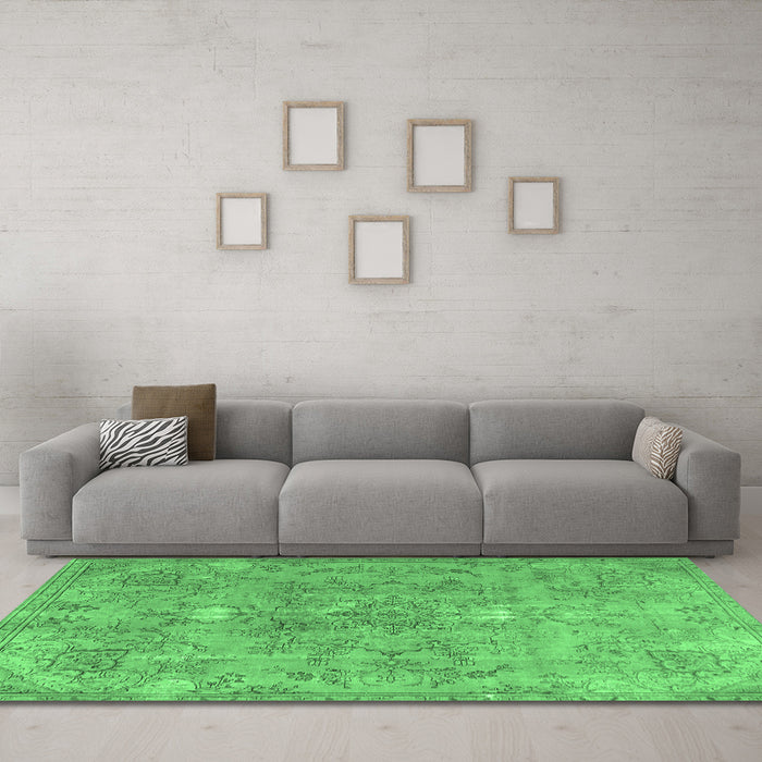 Machine Washable Persian Emerald Green Traditional Area Rugs in a Living Room,, wshtr3038emgrn