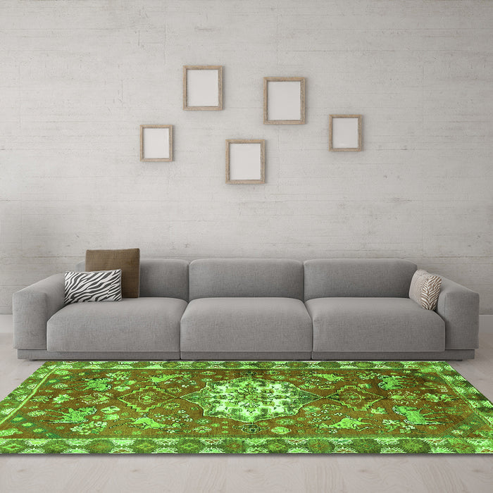 Machine Washable Animal Green Traditional Area Rugs in a Living Room,, wshtr3052grn