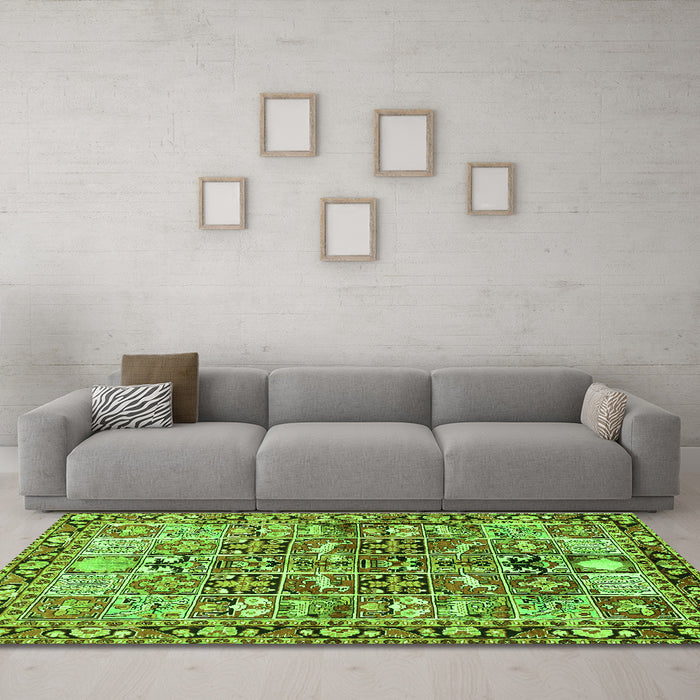 Machine Washable Persian Green Traditional Area Rugs in a Living Room,, wshtr3053grn