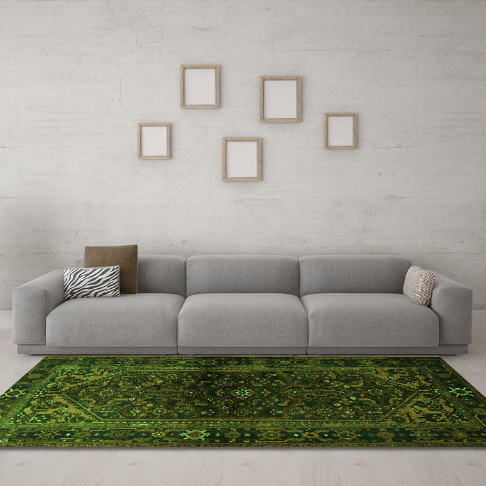 Machine Washable Persian Green Traditional Area Rugs in a Living Room,, wshtr3085grn