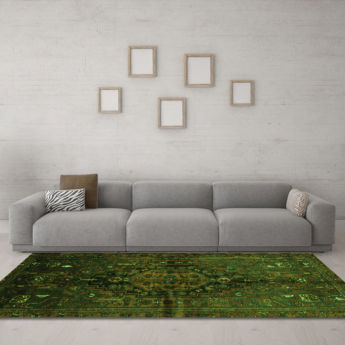Machine Washable Persian Green Traditional Area Rugs in a Living Room,, wshtr3103grn