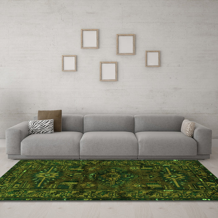 Machine Washable Persian Green Traditional Area Rugs in a Living Room,, wshtr3108grn