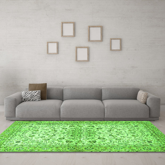 Machine Washable Persian Green Traditional Area Rugs in a Living Room,, wshtr3110grn