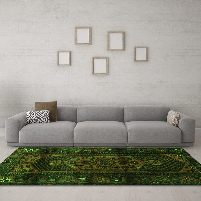 Machine Washable Persian Green Traditional Area Rugs in a Living Room,, wshtr3113grn