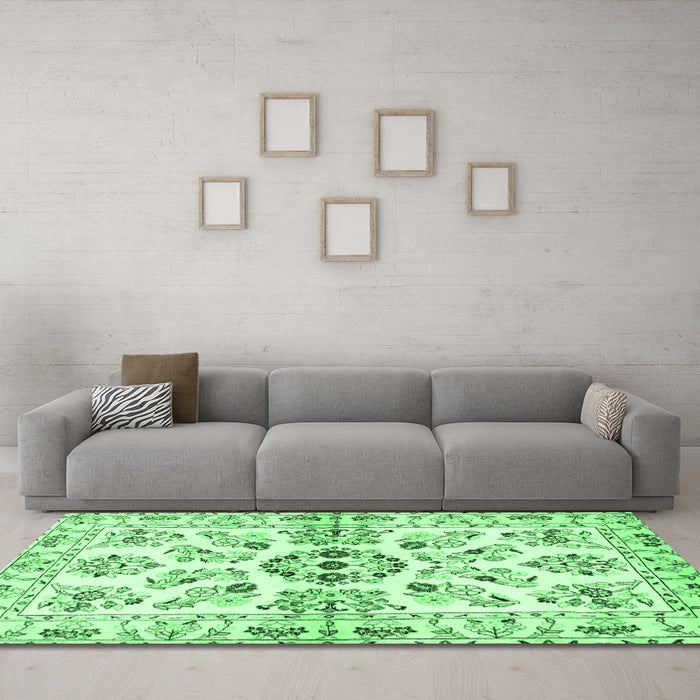 Machine Washable Persian Emerald Green Traditional Area Rugs in a Living Room,, wshtr3127emgrn