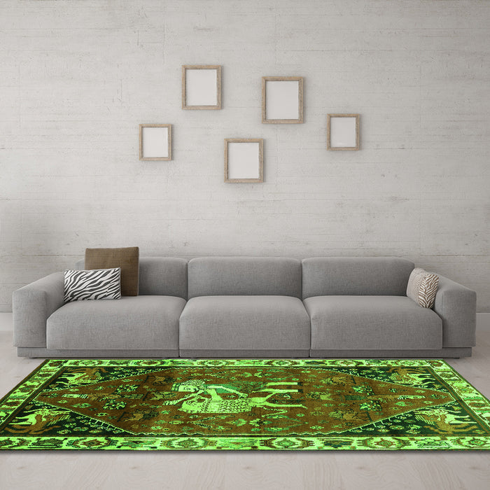 Machine Washable Animal Green Traditional Area Rugs in a Living Room,, wshtr3138grn