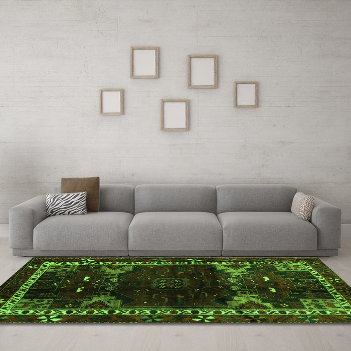 Machine Washable Animal Green Traditional Area Rugs in a Living Room,, wshtr3140grn
