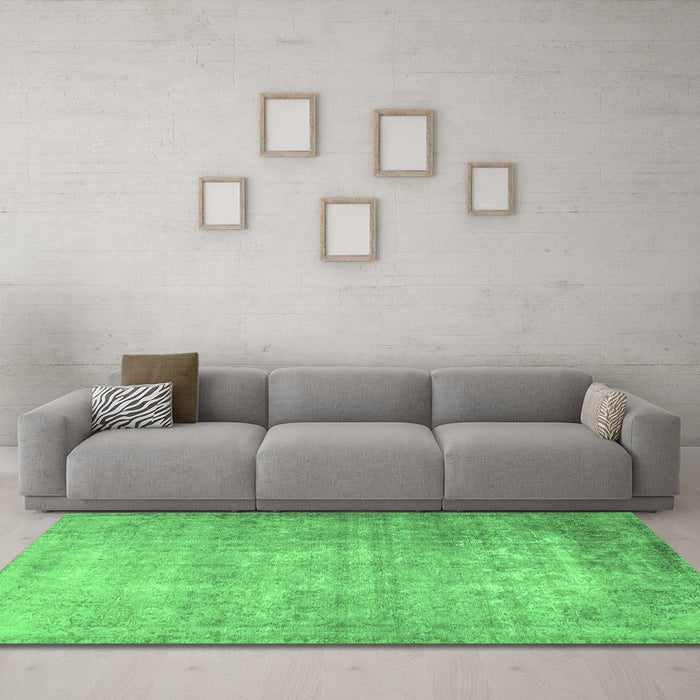 Machine Washable Persian Emerald Green Traditional Area Rugs in a Living Room,, wshtr3189emgrn