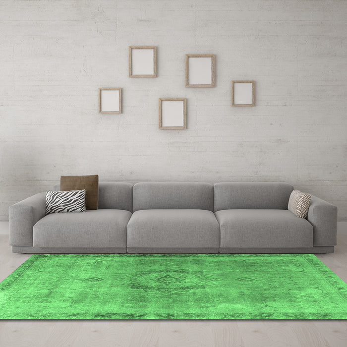 Machine Washable Persian Emerald Green Traditional Area Rugs in a Living Room,, wshtr3192emgrn