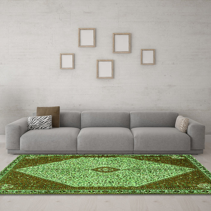 Machine Washable Persian Green Traditional Area Rugs in a Living Room,, wshtr3201grn