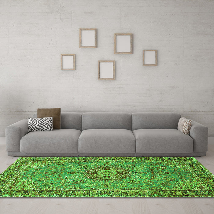 Machine Washable Medallion Green Traditional Area Rugs in a Living Room,, wshtr3221grn