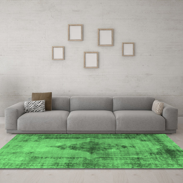 Machine Washable Persian Emerald Green Traditional Area Rugs in a Living Room,, wshtr3225emgrn