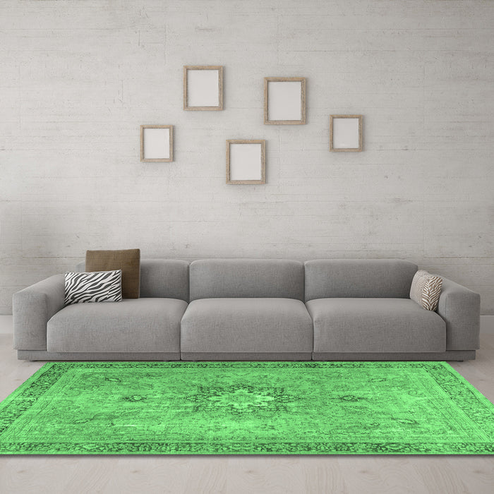 Machine Washable Persian Emerald Green Traditional Area Rugs in a Living Room,, wshtr3232emgrn