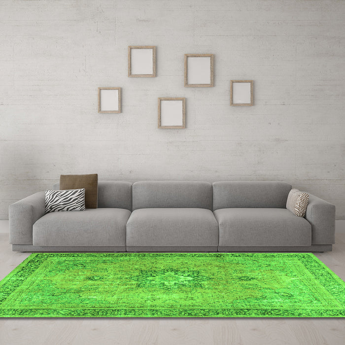 Machine Washable Persian Green Traditional Area Rugs in a Living Room,, wshtr3232grn