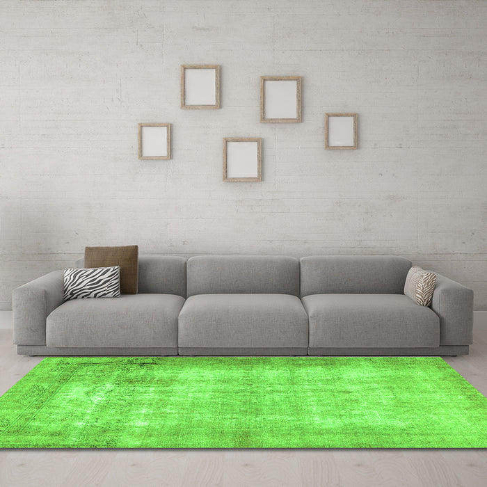Machine Washable Persian Green Traditional Area Rugs in a Living Room,, wshtr3235grn